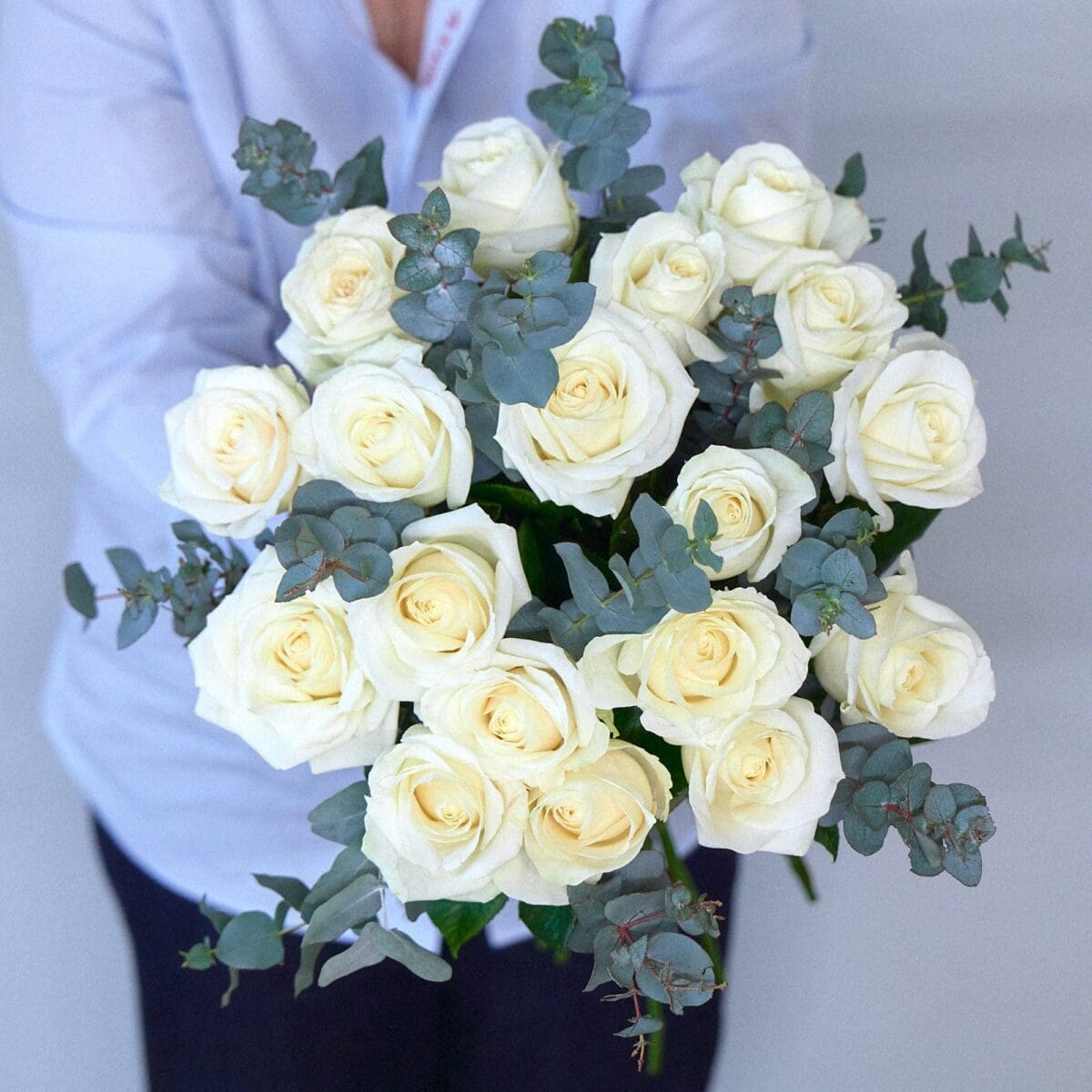 Bunch of white roses - Image 5
