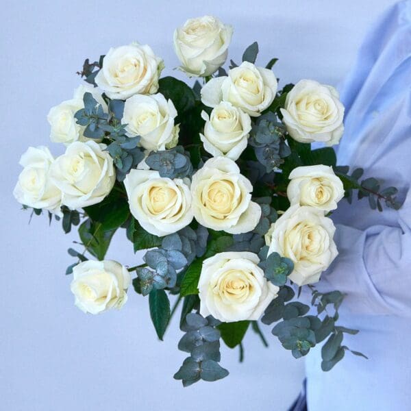 Bunch of white roses