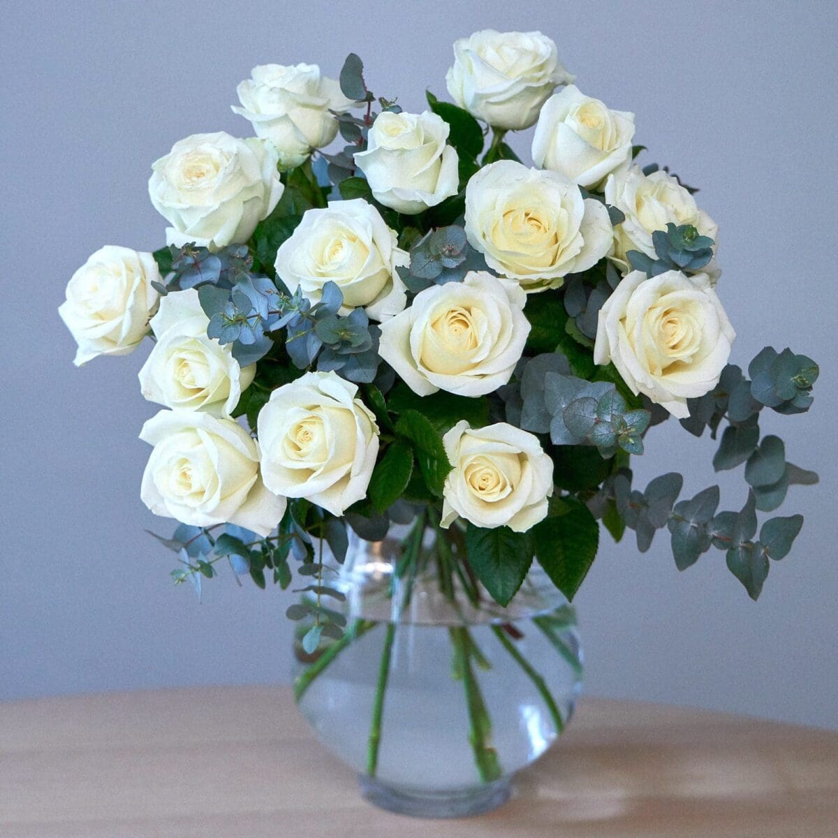 Bunch of white roses - Image 4