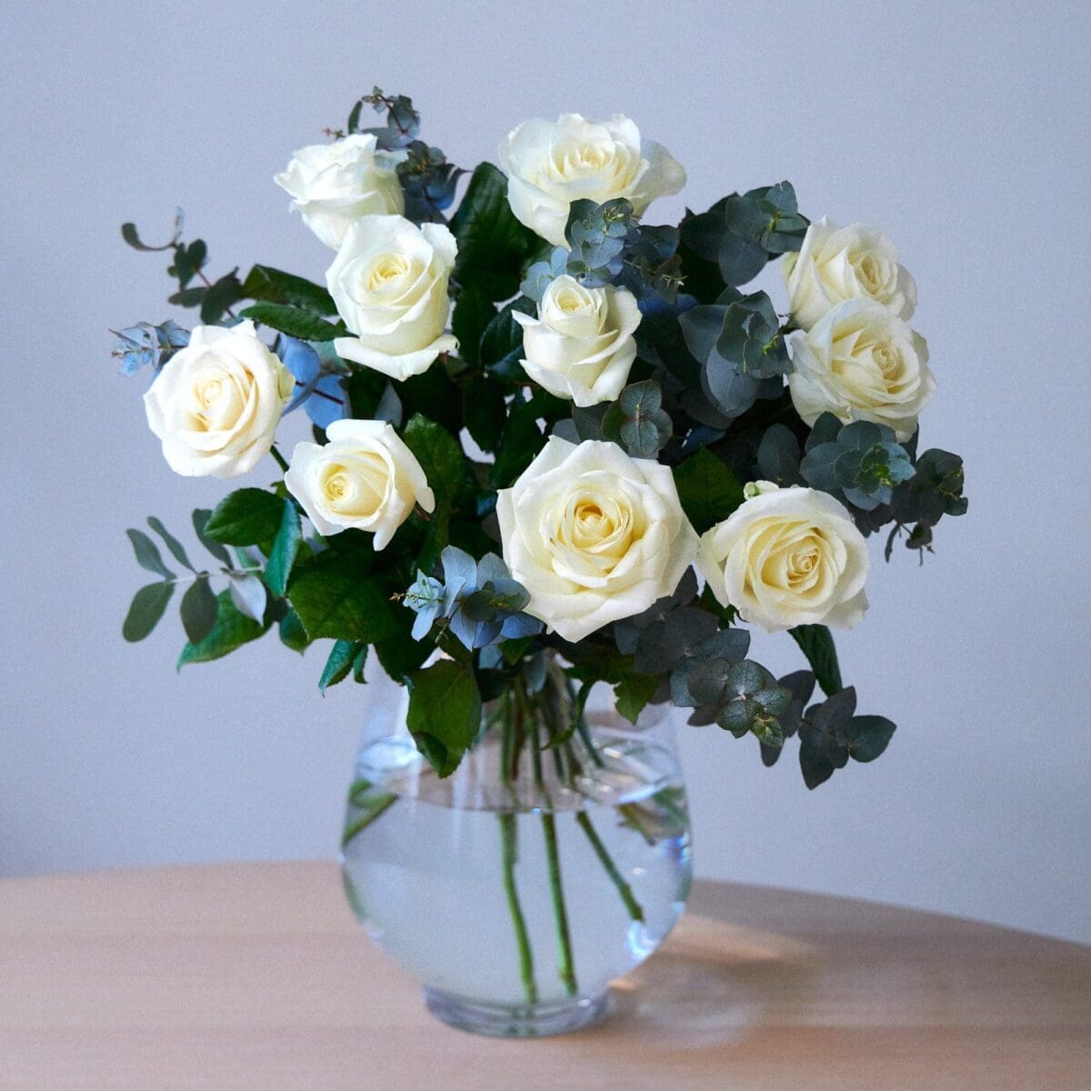 Bunch of white roses - Image 2
